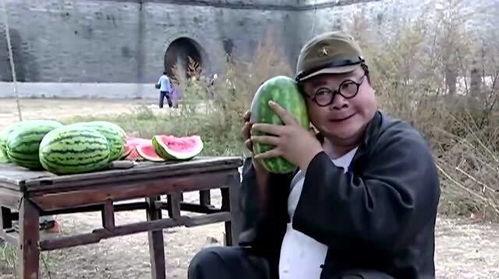 情侣吃瓜搞笑瞬间,情侣搞笑吃瓜瞬间大盘点
