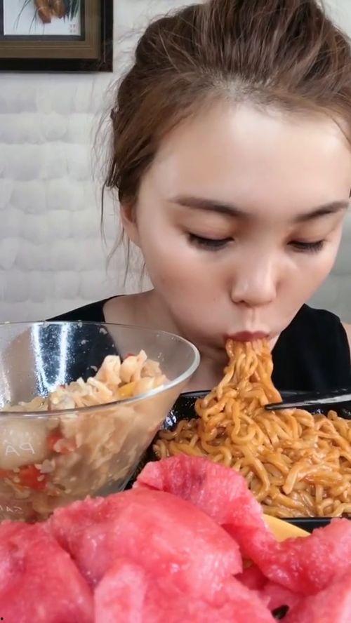 吃瓜输的人吃火鸡面,滋味与尴尬并存！