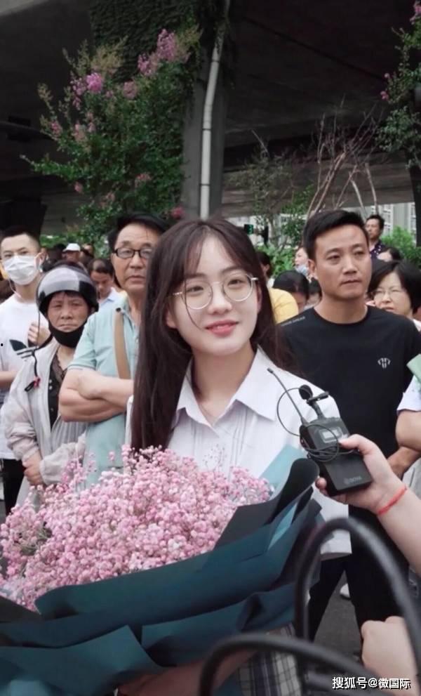 高考送花小姐姐最新爆料