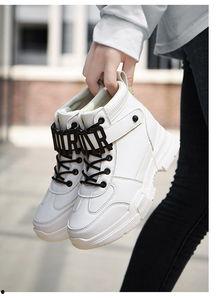 厚底网红马丁靴夏天,厚底网红马丁靴，舒适时尚两不误